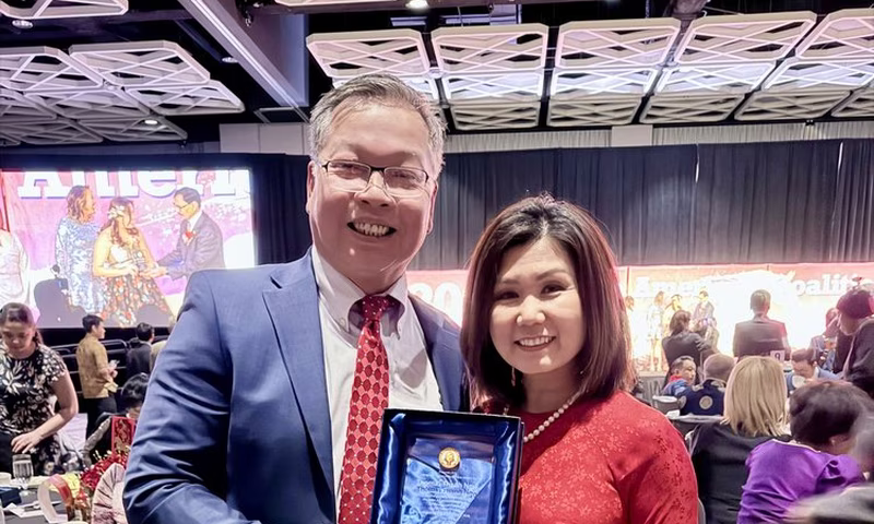 Thomas Ngo receives Community Service Award